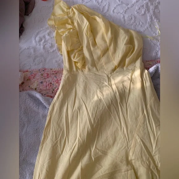 Dresses | Womens M Yellow Flowy One Shoulder Dress Billy J Brand New Never  Worn | Poshmark